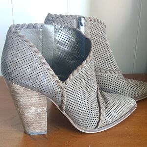 Vince camuto Size 8 Booties